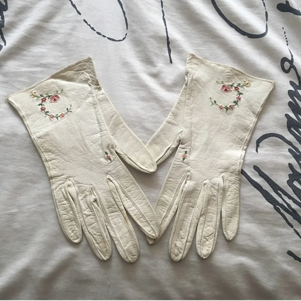 Vintage White Leather Gloves w Embroidered Flowers